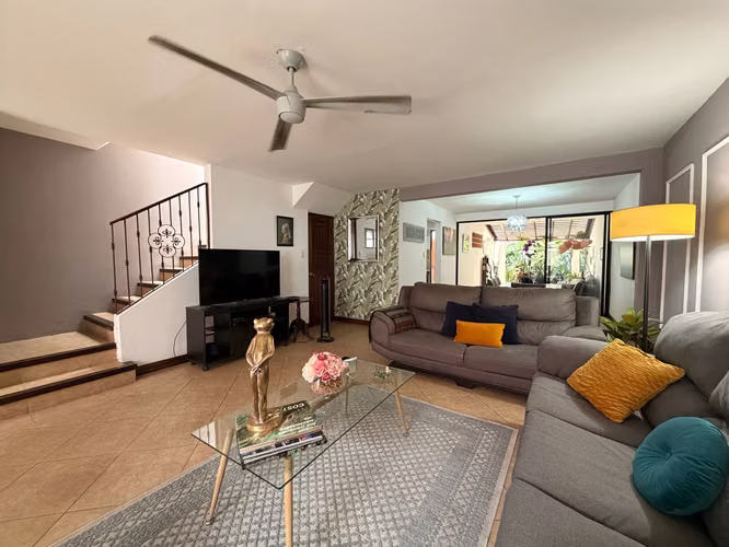 Casa amueblada en Escazú | A 400 m del Hospital CIMA | $2,100