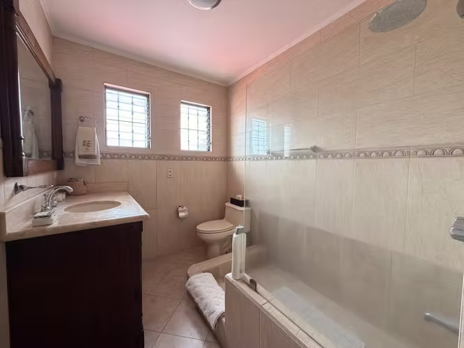 Casa amueblada en Escazú | A 400 m del Hospital CIMA | $2,100