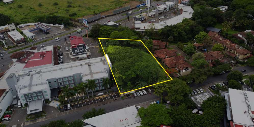 Lote plano en Santa Ana Lindora - Uso mixto 3 pisos - Alta visibilidad