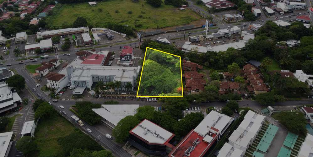 Lote plano en Santa Ana Lindora - Uso mixto 3 pisos - Alta visibilidad