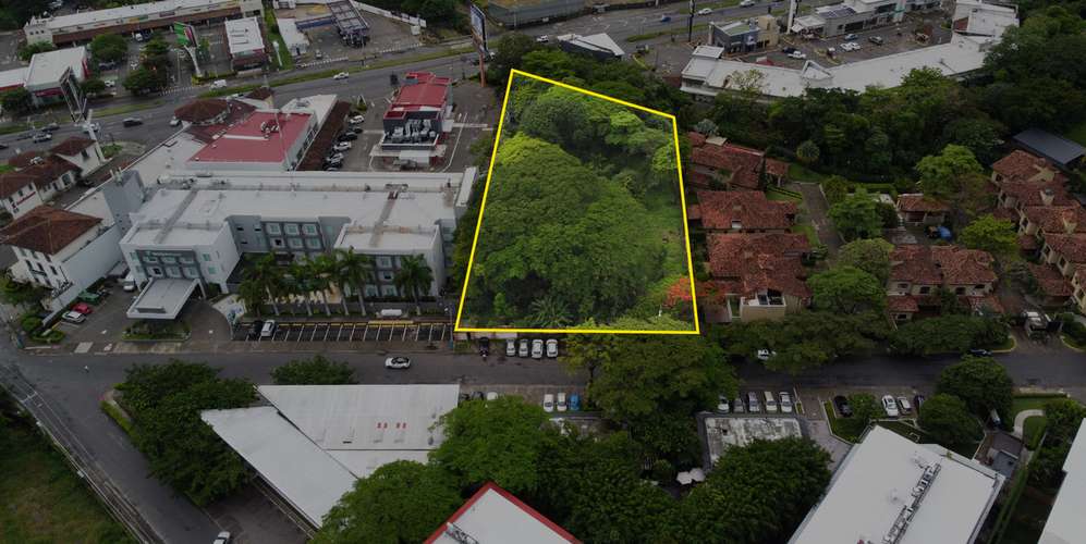 Lote plano en Santa Ana Lindora - Uso mixto 3 pisos - Alta visibilidad