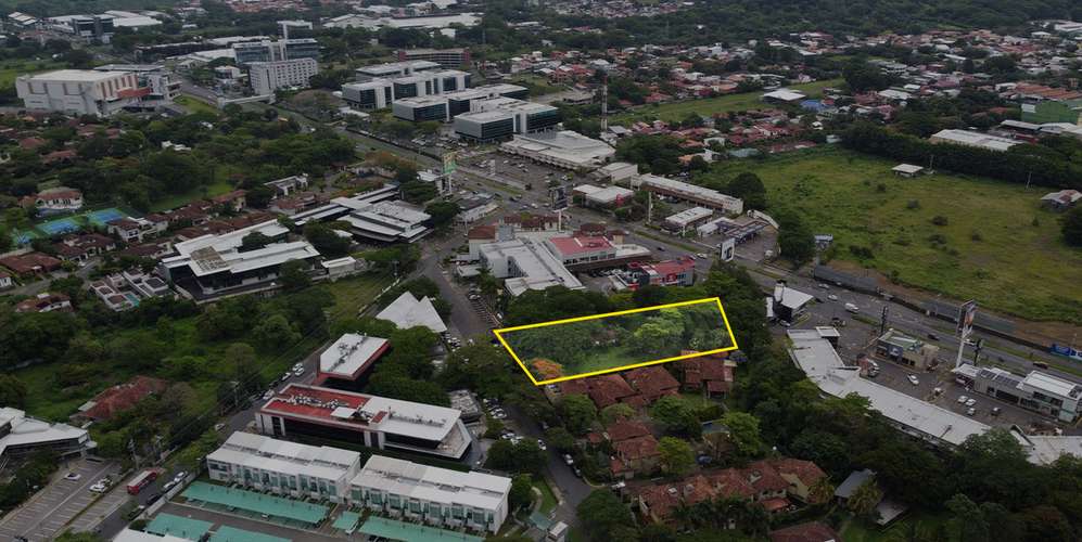 Lote plano en Santa Ana Lindora - Uso mixto 3 pisos - Alta visibilidad