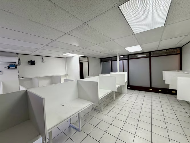 SE ALQUILA OFICINA DE 53m2 - EDIFICIO CENTRO COLON - PASEO COLON