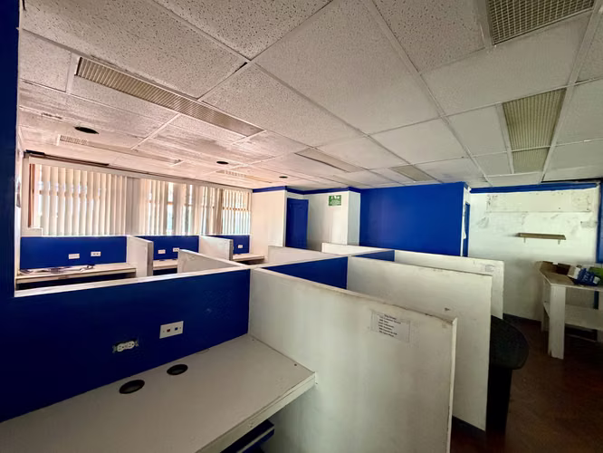 SE ALQUILA OFICINA DE 200M2 - EDIFICIO CENTRO COLON - PASEO COLON