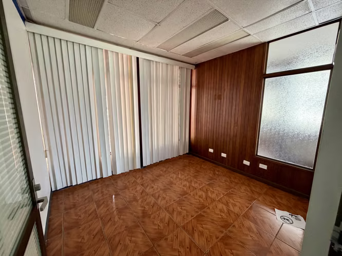SE ALQUILA OFICINA DE 200M2 - EDIFICIO CENTRO COLON - PASEO COLON