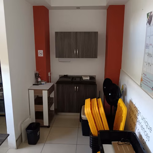 Local comercial, 80 m2, Curridabat, excelente ubicación. Parqueos disponibles.
