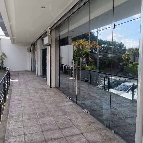 Local comercial, 80 m2, Curridabat, excelente ubicación. Parqueos disponibles.