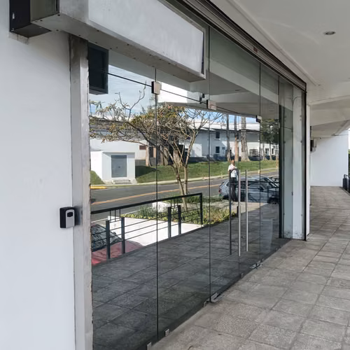 Local comercial, 80 m2, Curridabat, excelente ubicación. Parqueos disponibles.