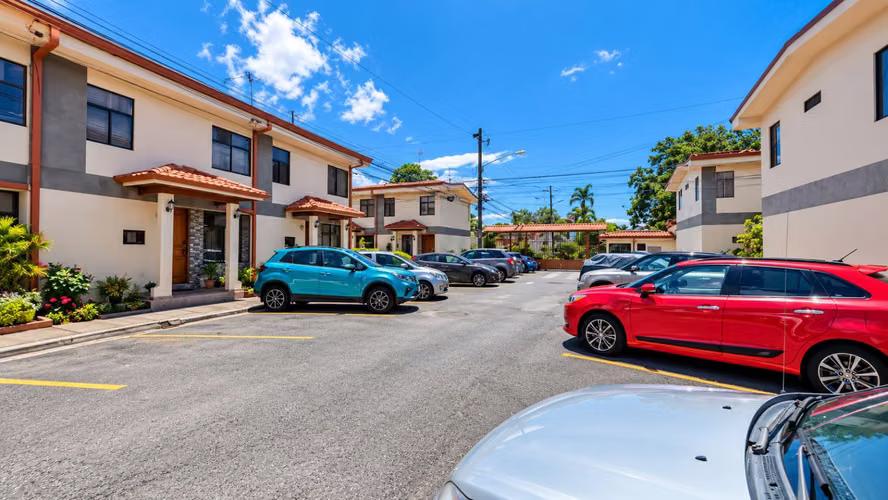 Casa en Venta en Zapote | Condominio El Córdoba | 4 Habitaciones | Habitación en Planta Baja