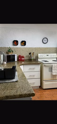 PreciosaEntre jardines!!!!!    Amoblada y equipada2/2/2 $1500