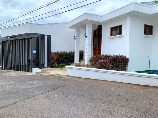 Casa de un nivel en alquiler en San Rafael de Escazú | 3 hab con baño privado US$1.800 + IVA