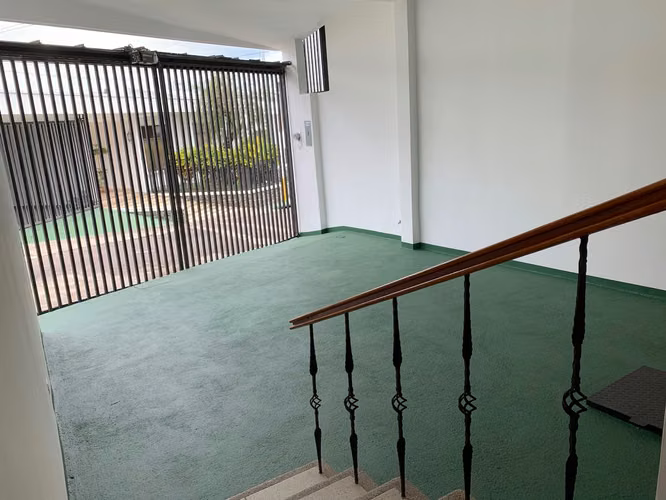 Casa de un nivel en alquiler en San Rafael de Escazú | 3 hab con baño privado US$1.800 + IVA