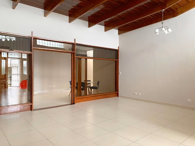 Casa de un nivel en alquiler en San Rafael de Escazú | 3 hab con baño privado US$1.800 + IVA