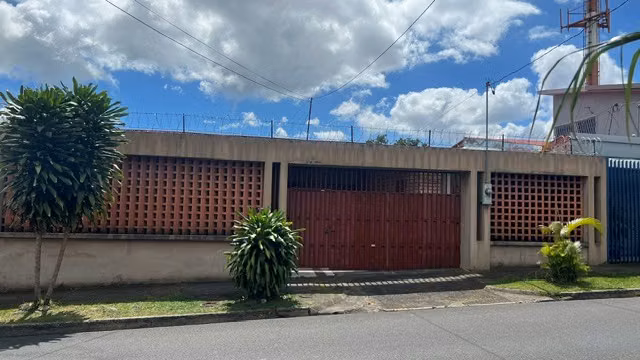 CASA EN VENTA – LOS YOSES, SAN PEDRO, Excelente ubicación