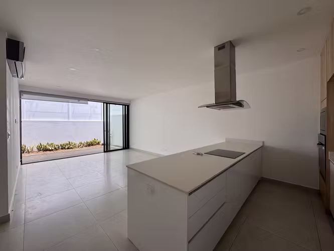 Alquiler casa de un nivel en Boulevar Santa Ana con línea blanca, sin muebles