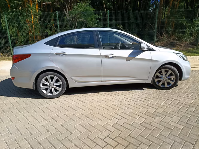 Hyundai ACCENT BLUE Economía y Eficiencia - Excelente estado - Imagen 3