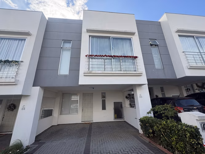 *Venta de casa en condominio en Santo Domingo de Heredia.