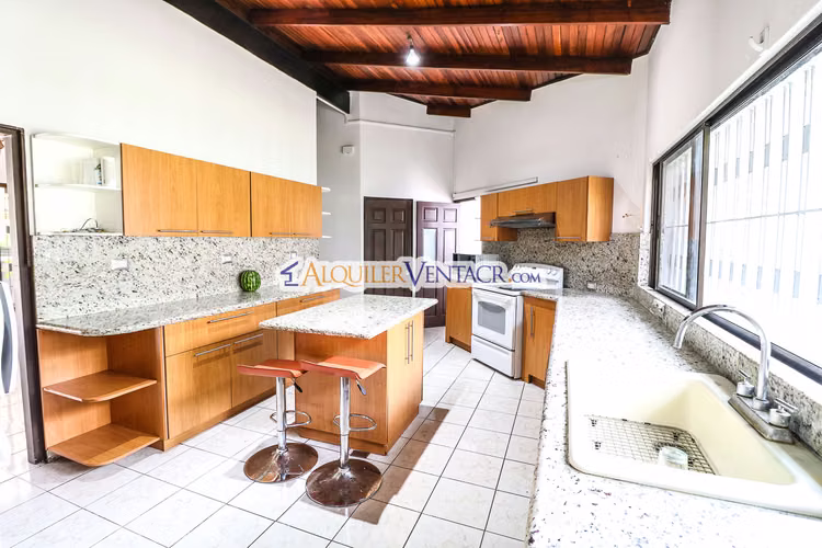 Casa de una planta / uso de suelo comercial / 2.174 m2 lote a solo 300 metros de Multiplaza Escazú - Imagen 4