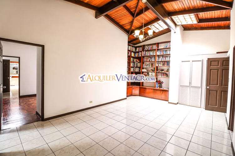 Casa de una planta / uso de suelo comercial / 2.174 m2 lote a solo 300 metros de Multiplaza Escazú - Imagen 13