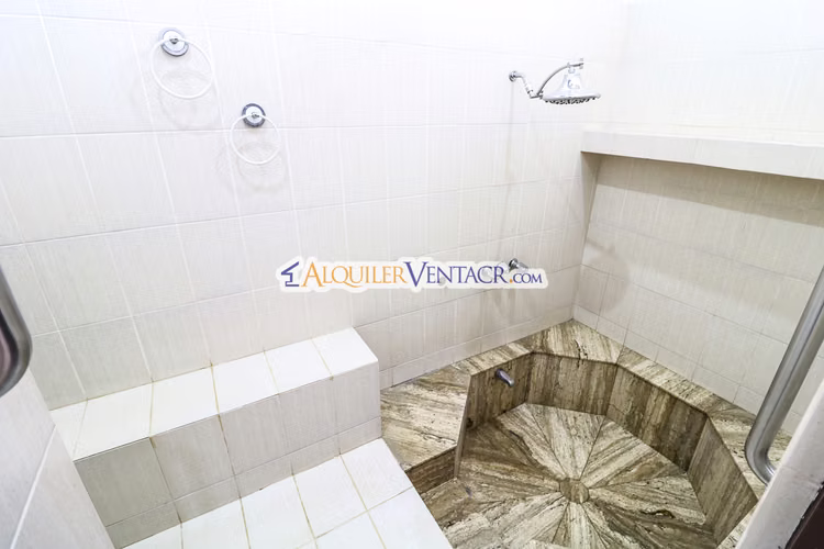 Casa de una planta / uso de suelo comercial / 2.174 m2 lote a solo 300 metros de Multiplaza Escazú - Imagen 17