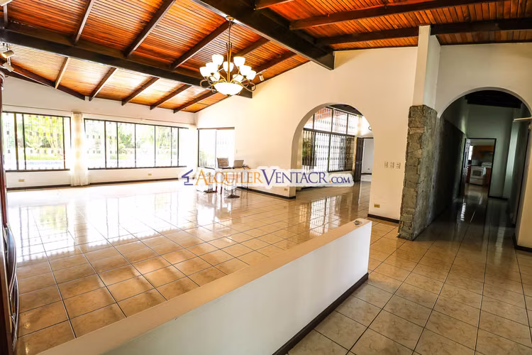 Casa de una planta / uso de suelo comercial / 2.174 m2 lote a solo 300 metros de Multiplaza Escazú - Imagen 7