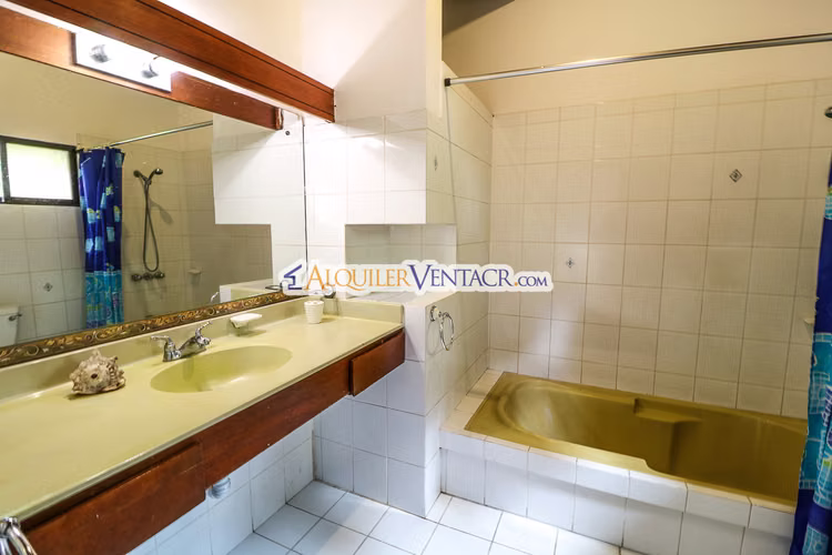 Casa de una planta / uso de suelo comercial / 2.174 m2 lote a solo 300 metros de Multiplaza Escazú - Imagen 12