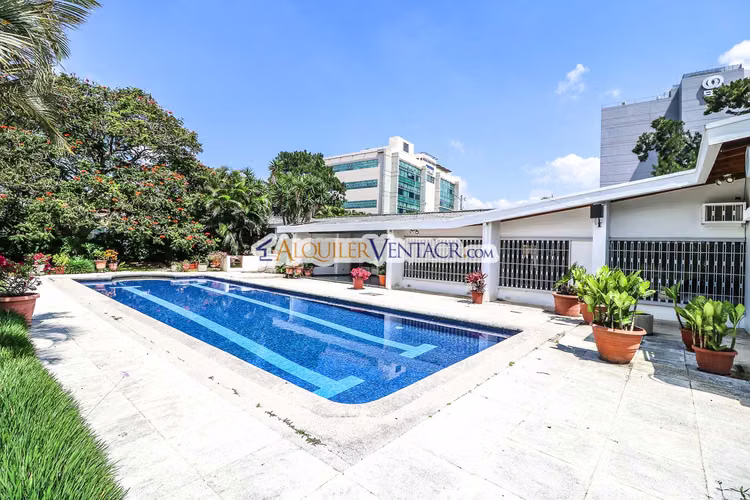 Casa de una planta / uso de suelo comercial / 2.174 m2 lote a solo 300 metros de Multiplaza Escazú - Imagen 1