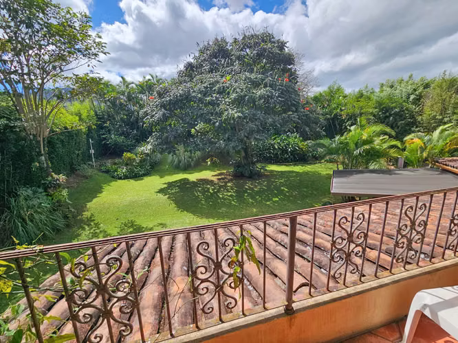 LUJOSA CASA DE 570 M2 CON 2.244 M2 DE LOTE EN SAN ANTONIO ESCAZU - Imagen 11