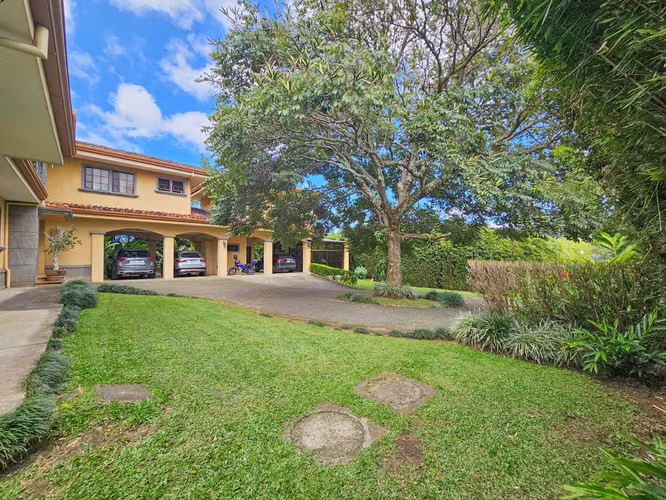 LUXURIOUS 570 M2 HOUSE WITH 2,244 M2 LOT IN SAN ANTONIO ESCAZU