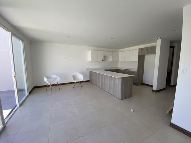 Venta de casa en condominio con jardín en La Ribera de Belén - Imagen 2