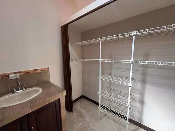 SE VENDE CASA EN RESIDENCIAL ESTANCIA ANTIGUA – TRES RÍOS CENTRO