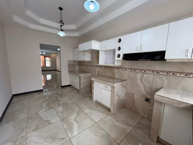 SE VENDE CASA EN RESIDENCIAL ESTANCIA ANTIGUA – TRES RÍOS CENTRO
