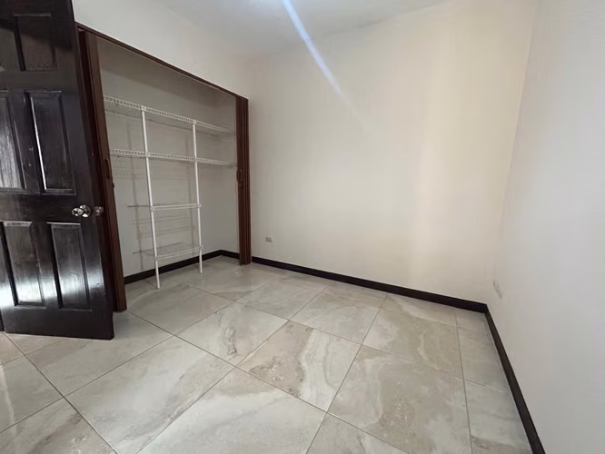 SE VENDE CASA EN RESIDENCIAL ESTANCIA ANTIGUA – TRES RÍOS CENTRO