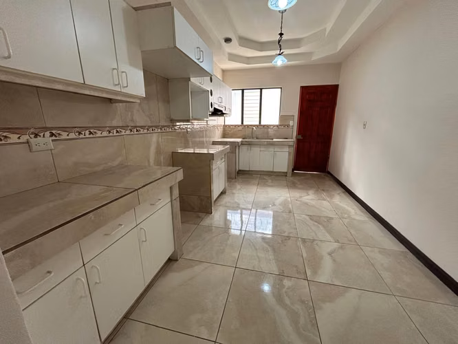 SE VENDE CASA EN RESIDENCIAL ESTANCIA ANTIGUA – TRES RÍOS CENTRO