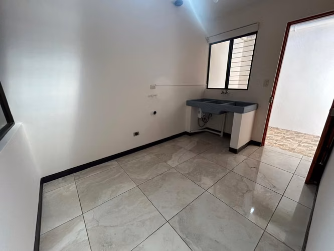 SE VENDE CASA EN RESIDENCIAL ESTANCIA ANTIGUA – TRES RÍOS CENTRO