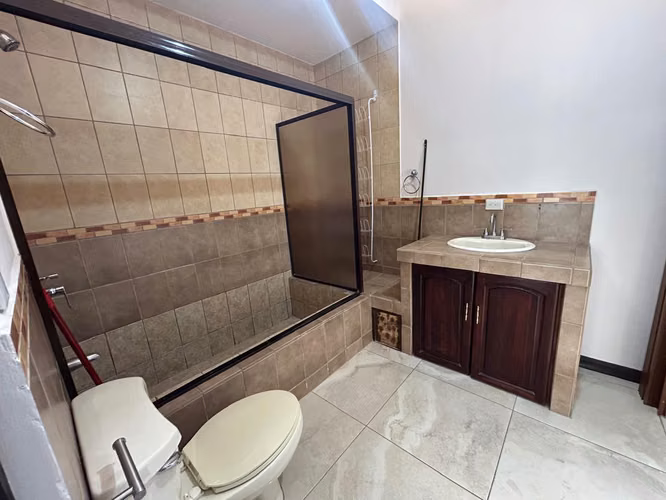 SE VENDE CASA EN RESIDENCIAL ESTANCIA ANTIGUA – TRES RÍOS CENTRO