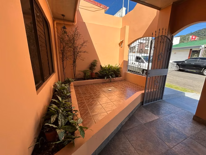 SE VENDE CASA EN RESIDENCIAL ESTANCIA ANTIGUA – TRES RÍOS CENTRO