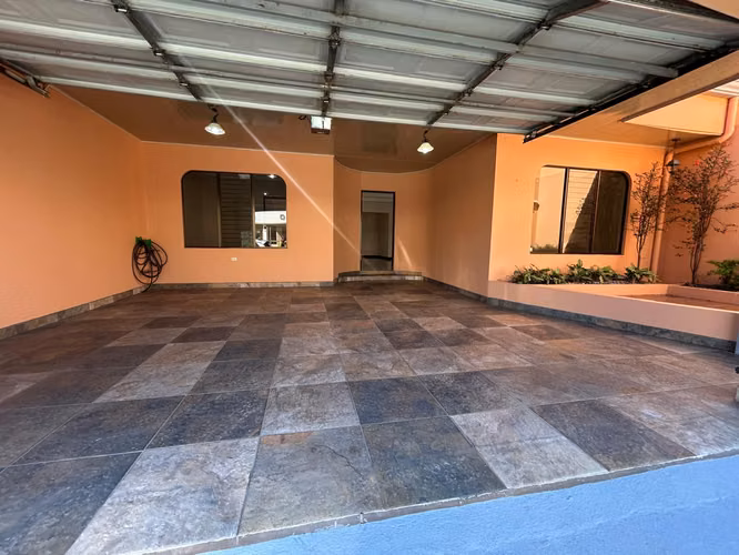 SE VENDE CASA EN RESIDENCIAL ESTANCIA ANTIGUA – TRES RÍOS CENTRO