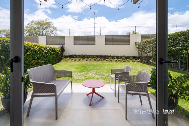 21489 - Casa townhouse de 4 hab, jardín y rooftop en condominio boutique
