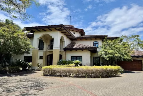 Colonial-style house with pool in a gated community in Santo Domingo de Heredia