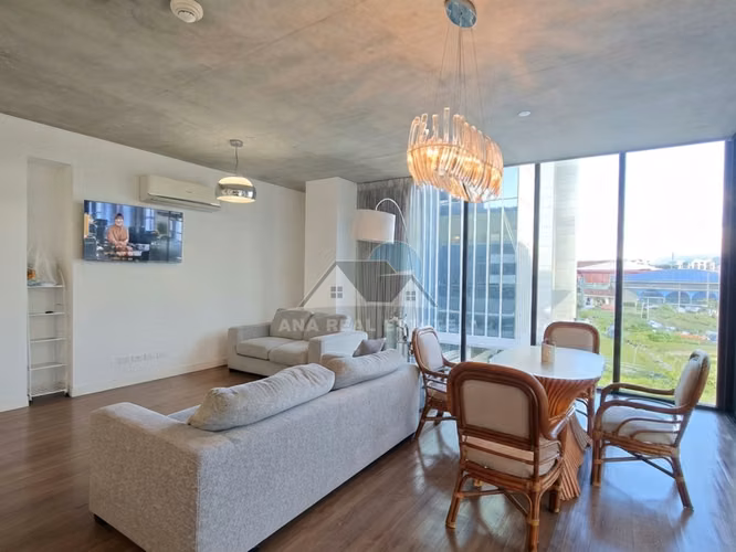 Apartamento remodelado con gran terraza en Escazú Village