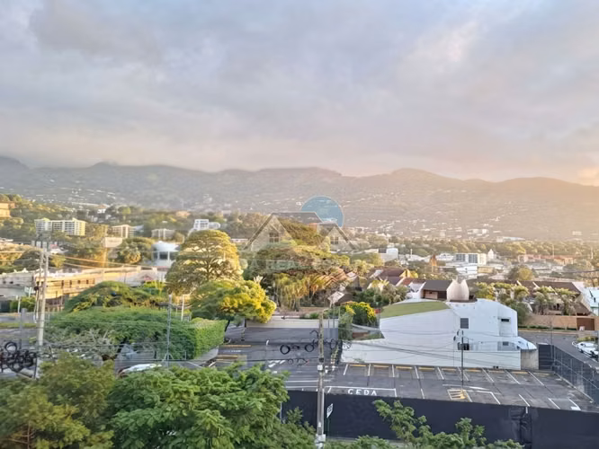 Apartamento remodelado con gran terraza en Escazú Village - Imagen 8