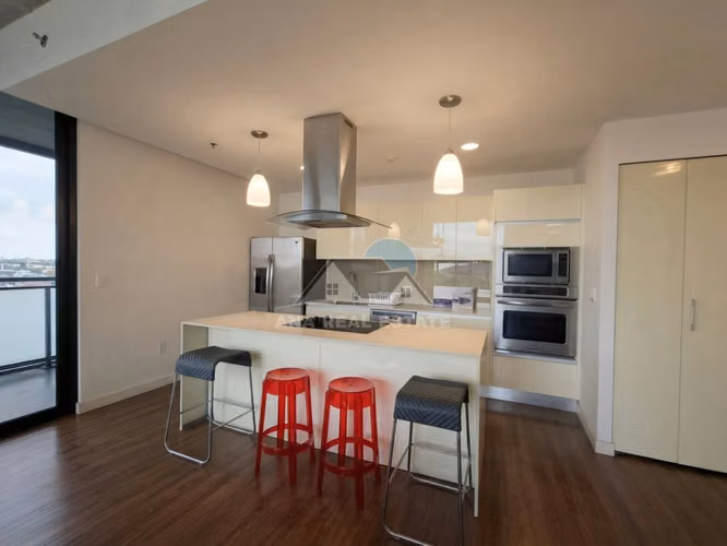 Apartamento remodelado con gran terraza en Escazú Village - Imagen 3