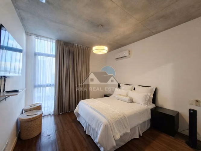 Apartamento remodelado con gran terraza en Escazú Village - Imagen 3