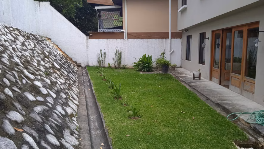 Se vende casa de dos pisos en Sabanilla -Montes de Oca - Imagen 5