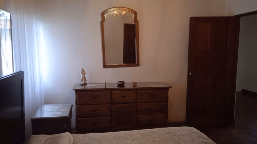 Se vende casa de dos pisos en Sabanilla -Montes de Oca - Imagen 2