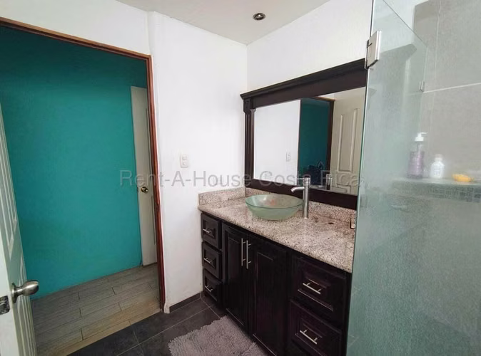 Linda Casa en Residencial , Turrúcares | Amplio lote, seguridad y excelente ubicación