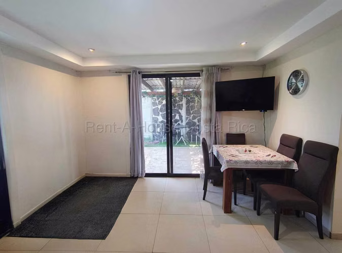 Linda Casa en Residencial , Turrúcares | Amplio lote, seguridad y excelente ubicación