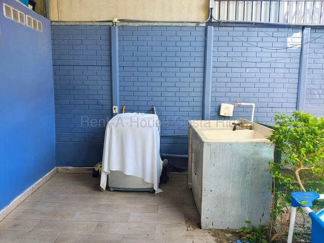 Linda Casa en Residencial , Turrúcares | Amplio lote, seguridad y excelente ubicación