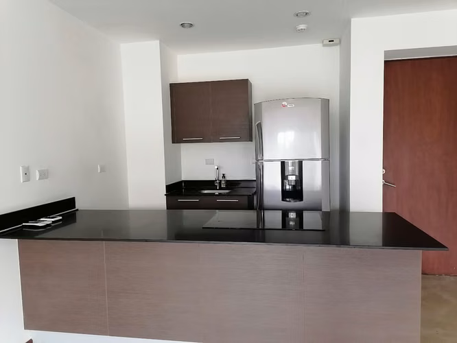 SE ALQUILA amplio apartamento con línea blanca